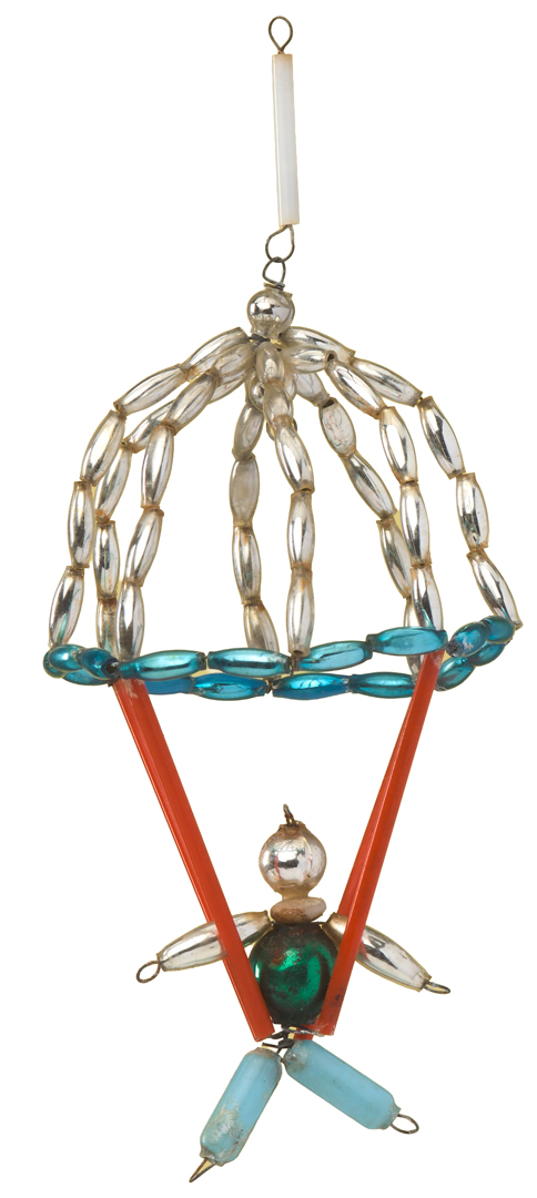 Fallschirmspringer, Christbaumschmuck aus Gablonz. Glasperlen und Glasstäbchen mit Draht
